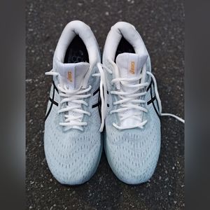 Women's ASICS Gel-Nimbus 24 (new with non-factory shoelaces)